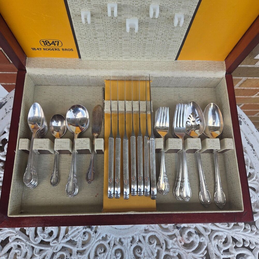 1847 Rogers Bros Remembrance Silverplate 50pc Flatware Set Wood Chest Vintage